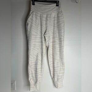Old Navy Women’s Size M Powersoft Joggers White Zebra Print High Rise Cozy.